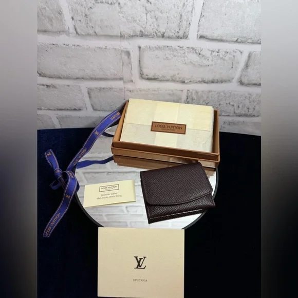 LOUIS VUITTON BORDEAUX COWHIDE LEATHER CUFFLINK POUCH IN UNUSED
AS NEW CONDITION - Picture 3 of 12